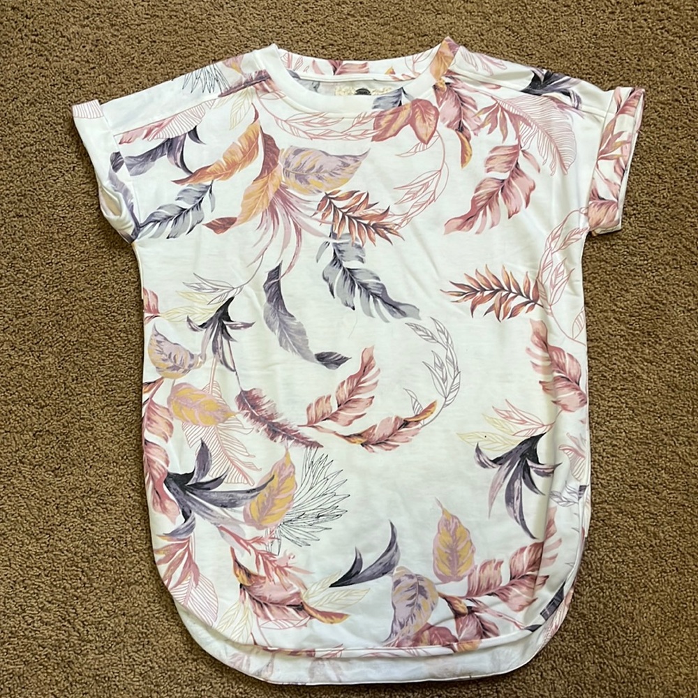 Super cute top with adorable cuffed sleeves. Like new condition